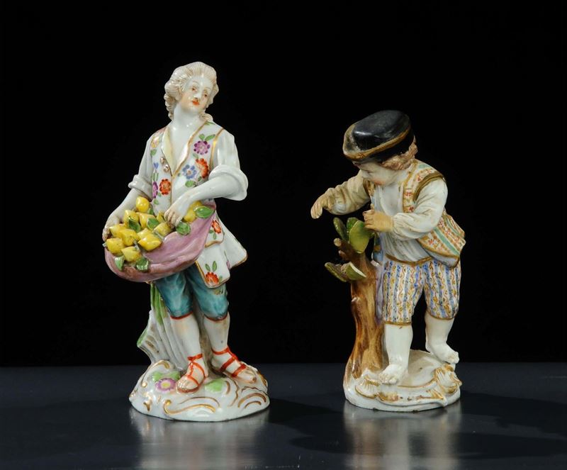 Due figure in porcellana raffiguranti giovane con limoni e fanciullo  - Asta Antiquariato, Argenti e Dipinti Antichi - Cambi Casa d'Aste