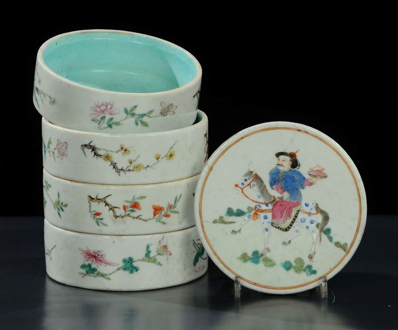 Contenitore cilindrico a quattro ripiani  in porcellana policroma, Cina XX secolo  - Auction Antique and Old Masters - II - Cambi Casa d'Aste