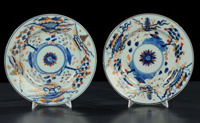 Coppia di Piatti in Ceramica Imari, Cina XVIII-XIX Secolo