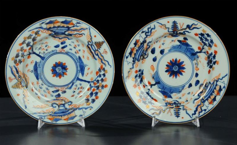 Coppia di piatti  in ceramica Imari, Cina XVIII-XIX secolo  - Asta Arte Orientale - Cambi Casa d'Aste
