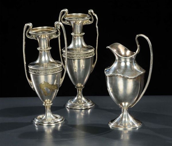 Lotto di tre brocchette in metallo argentato