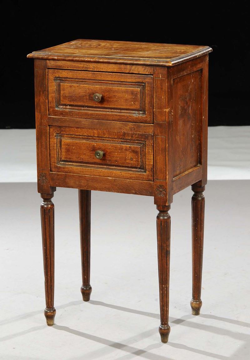 Comodino a due cassetti, XX secolo  - Auction Antiquariato, Argenti e Dipinti Antichi - Cambi Casa d'Aste