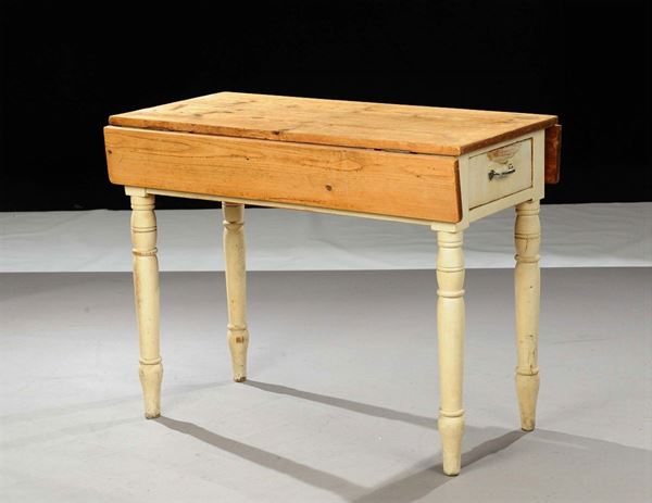 Tavolino rustico con alette