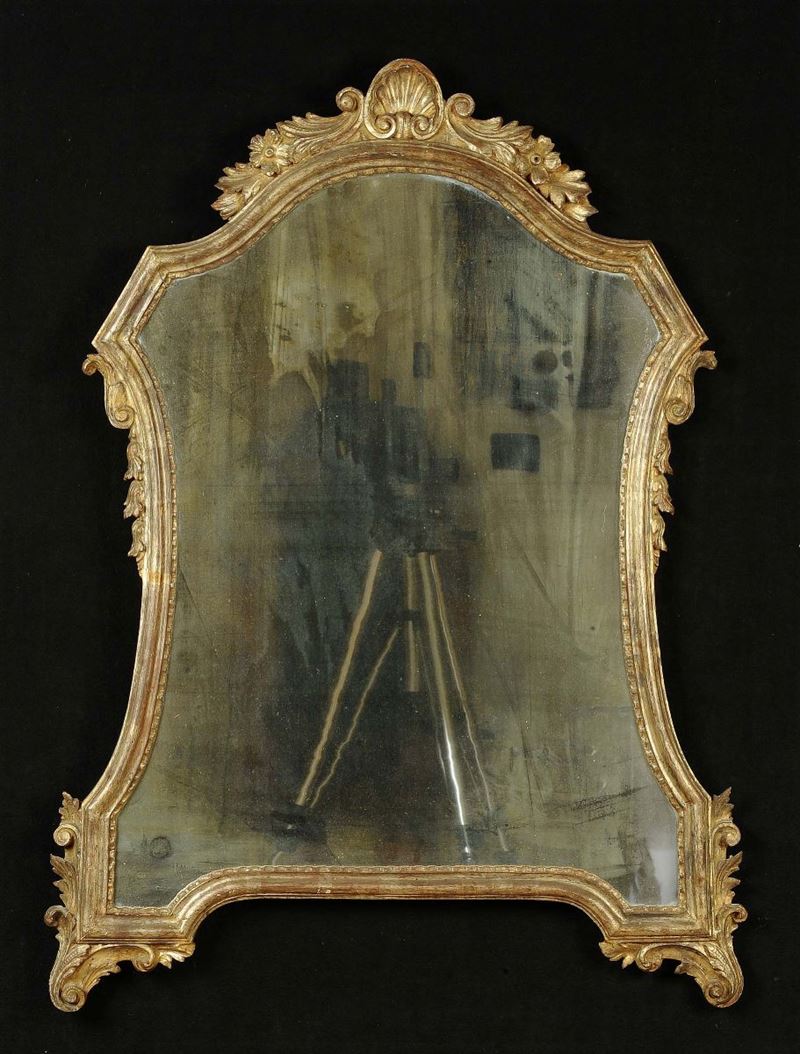 Specchiera sagomata intagliata e dorata  - Asta Antiquariato, Argenti e Dipinti Antichi - Cambi Casa d'Aste