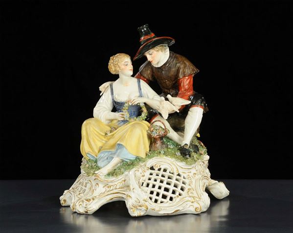 Gruppo in ceramica policroma raffigurante scena galante