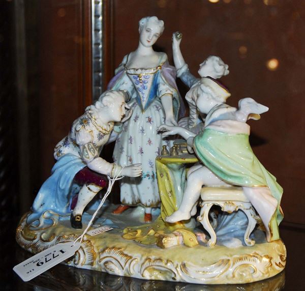 Gruppo in porcellana raffigurante scena galante con tavolino