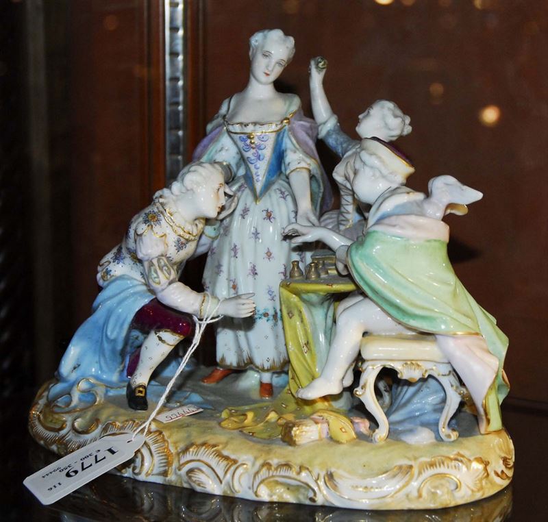 Gruppo in porcellana raffigurante scena galante con tavolino  - Asta Antiquariato, Argenti e Dipinti Antichi - Cambi Casa d'Aste