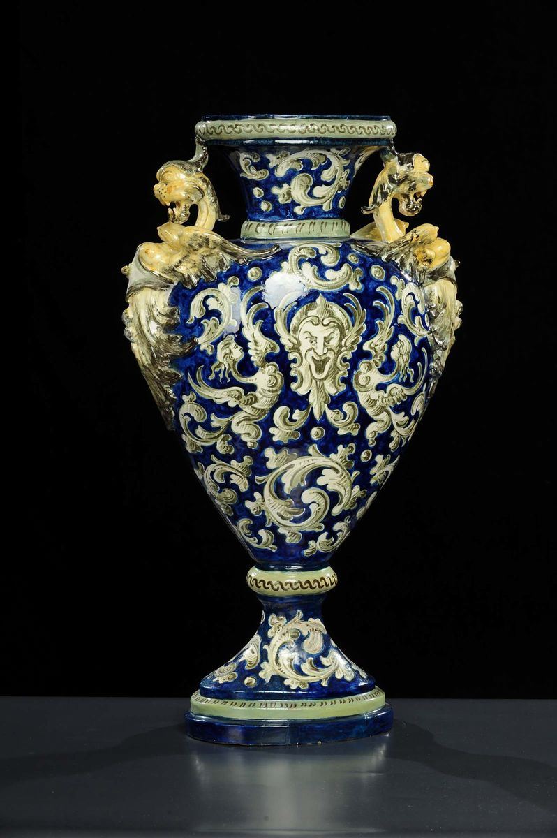 Grande vaso blu bianco e giallo con tritoni sui manici, inizio XX secolo  - Asta Antiquariato, Argenti e Dipinti Antichi - Cambi Casa d'Aste