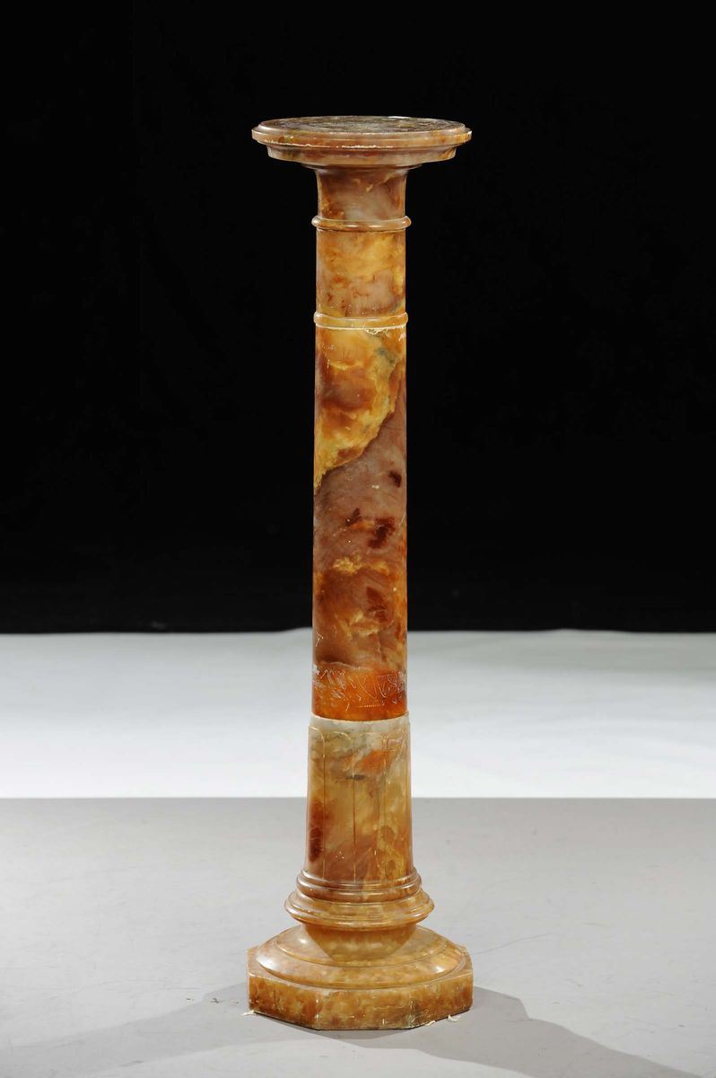 Colonna circolare in alabastro color ambra, XX secolo  - Asta Antiquariato, Argenti e Dipinti Antichi - Cambi Casa d'Aste
