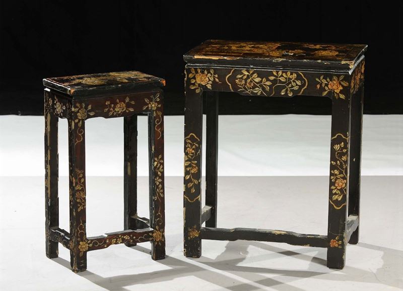 Due tavolini a nido laccati a cineserie  - Asta Antiquariato e Dipinti Antichi - Cambi Casa d'Aste