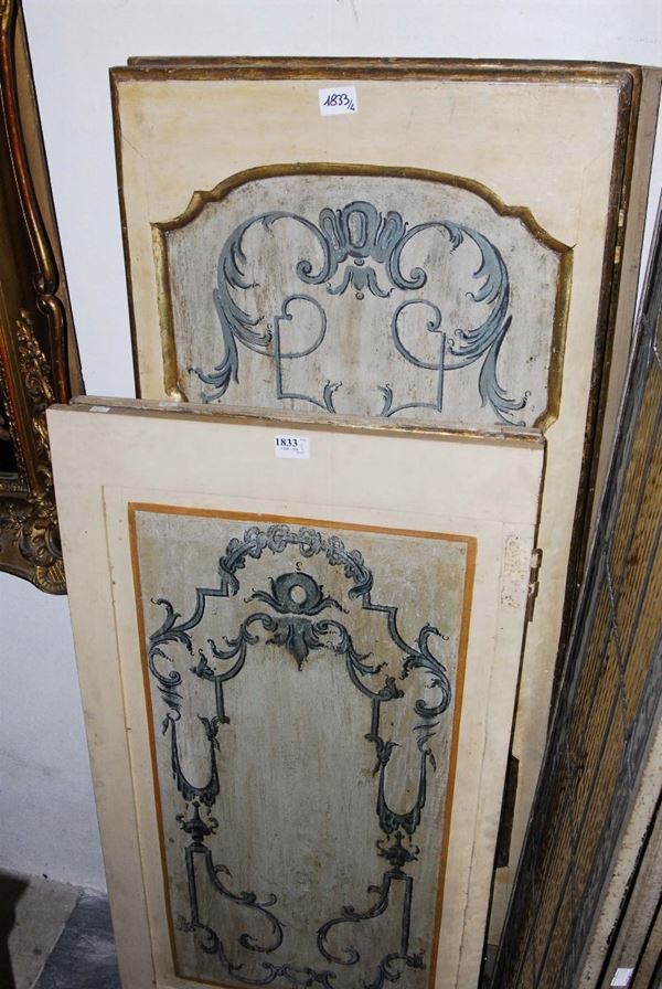 Due coppie di ante pannellate e laccate, XIX secolo