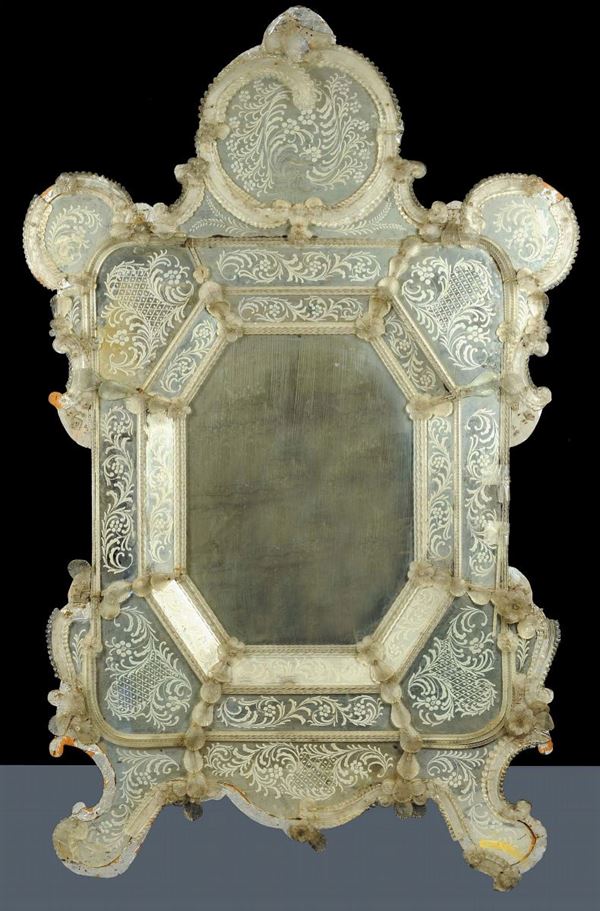 Grande specchiera sagomata in vetro inciso, XIX secolo