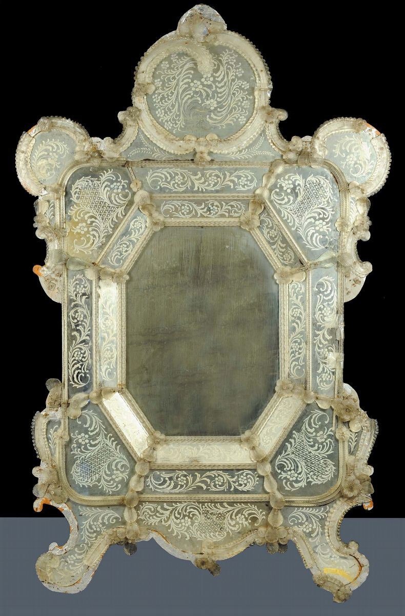Grande specchiera sagomata in vetro inciso, XIX secolo  - Asta Antiquariato, Argenti e Dipinti Antichi - Cambi Casa d'Aste