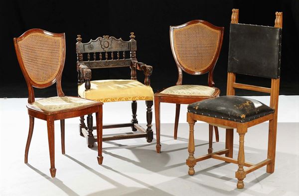 Insieme di sedie differenti di cui due con chienale a scudo