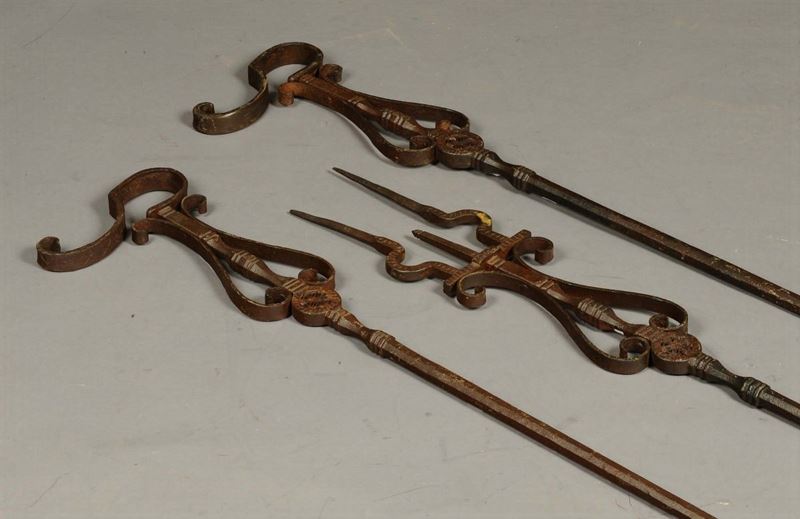 Tre ferri da camino, Brescia metˆ XVI secolo  - Asta Antiquariato, Argenti e Dipinti Antichi - Cambi Casa d'Aste