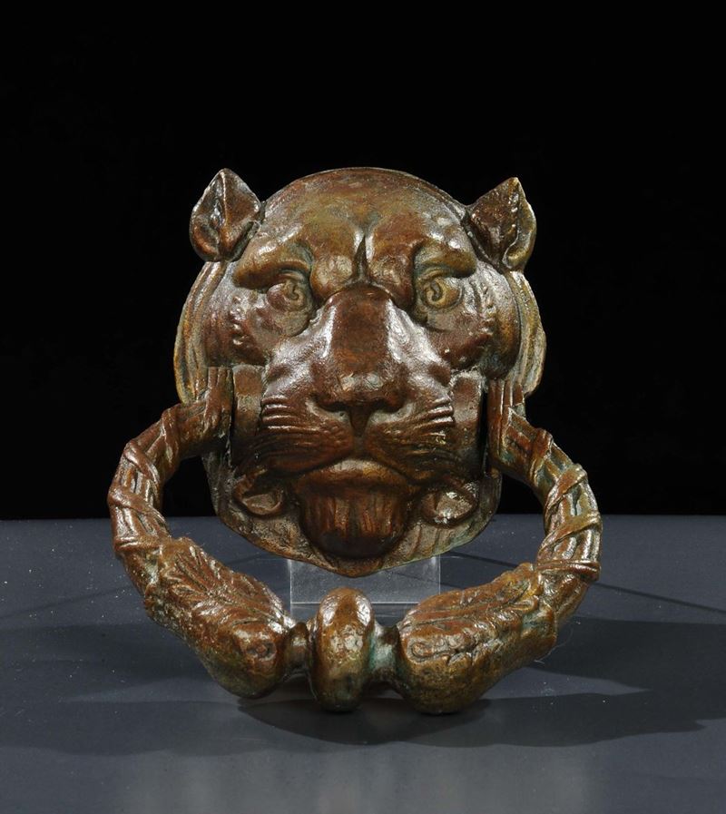 Battente in bronzo a guisa di testa di leone, XIX secolo  - Asta Antiquariato, Argenti e Dipinti Antichi - Cambi Casa d'Aste