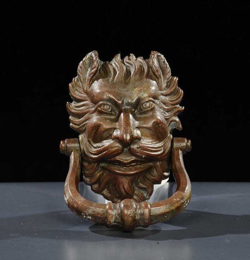 Battente in bronzo a guisa di testa di fauno, XIX secolo  - Asta Antiquariato, Argenti e Dipinti Antichi - Cambi Casa d'Aste