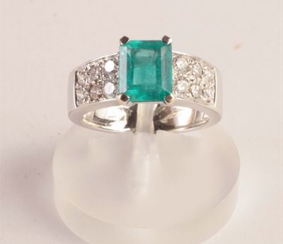 Anello con Smeraldo e Diamanti