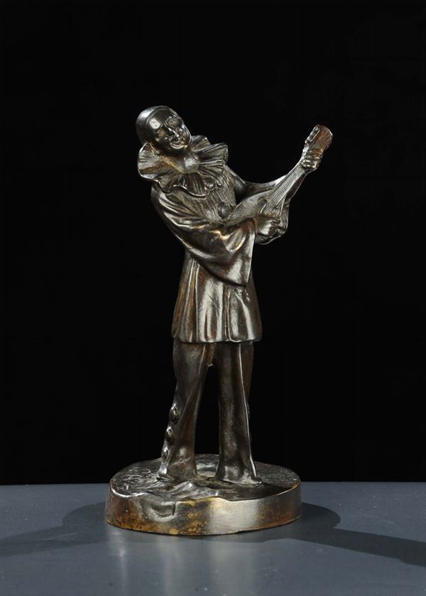 Sculturina in bronzo raffigurante Pierrot musicante