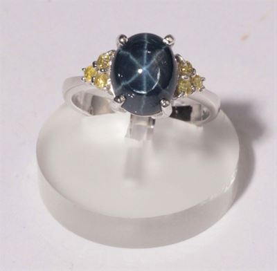 Anello con Zaffiro Stellato Taglio Cabochon