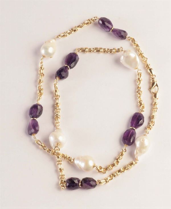 Collana con perle australiane scaramazze, ametiste e piccoli diamanti incastonati nelle perle