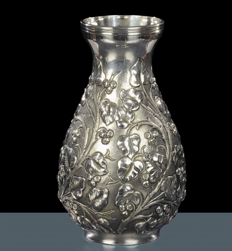 Vaso in argento con decoro a cesello floreale, XIX secolo  - Asta Antiquariato, Argenti e Dipinti Antichi - Cambi Casa d'Aste