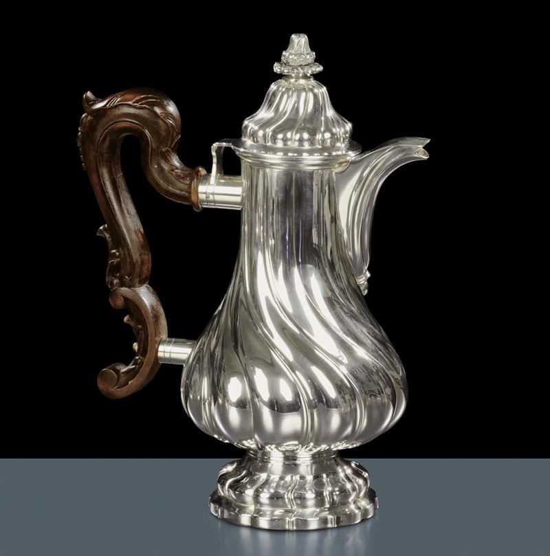 Caffettiera in argento con manico in legno intagliato, inizio XX secolo  - Asta Antiquariato, Argenti e Dipinti Antichi - Cambi Casa d'Aste