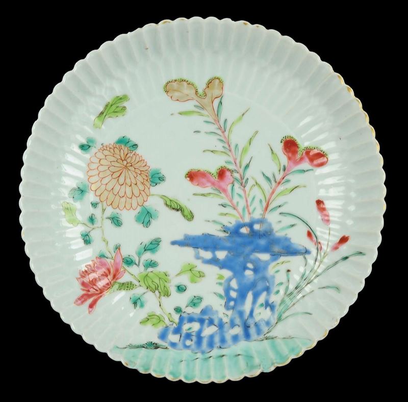 Piatto in porcellana a forma di petali di margherita, Famiglia Rosa  - Auction Oriental Art - Cambi Casa d'Aste