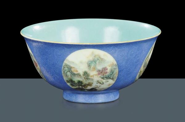 Ciotola fondo blu con medaglione, Famiglia Rosa, marchio Chien Long, periodo Repubblica