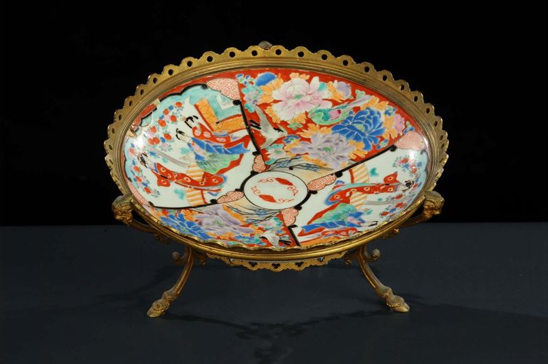 Piatto Imari con montatura in bronzo, fine XIX secolo  - Auction Oriental Art - Cambi Casa d'Aste
