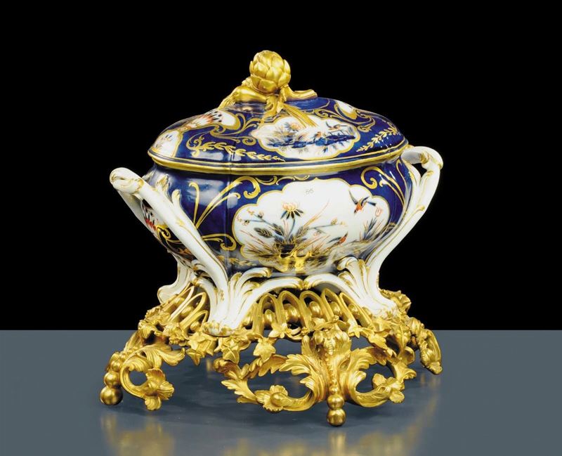 Zuppiera in porcellana montata su base in bronzo dorato, Francia XIX secolo  - Asta Antiquariato, Argenti e Dipinti Antichi - Cambi Casa d'Aste