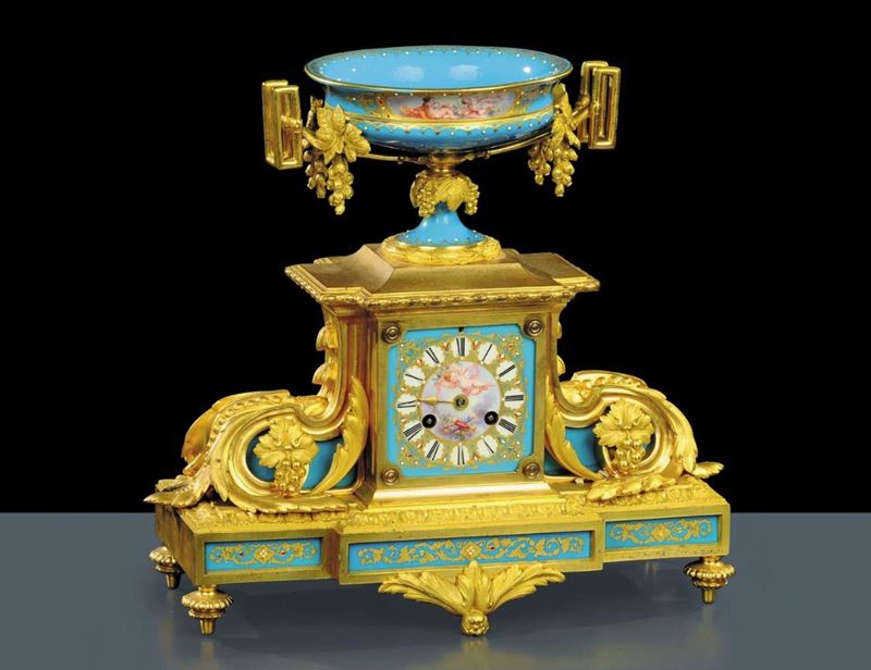 Orologio da tavolo in bronzo e porcellana turchese. Francia, manifattura di Sevres, XIX secolo  - Asta Antiquariato, Argenti e Dipinti Antichi - Cambi Casa d'Aste