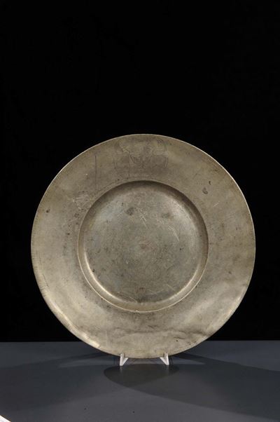 Grande Piatto Rotondo in Peltro con Stemma Inciso sulla Tesa, XVI Secolo