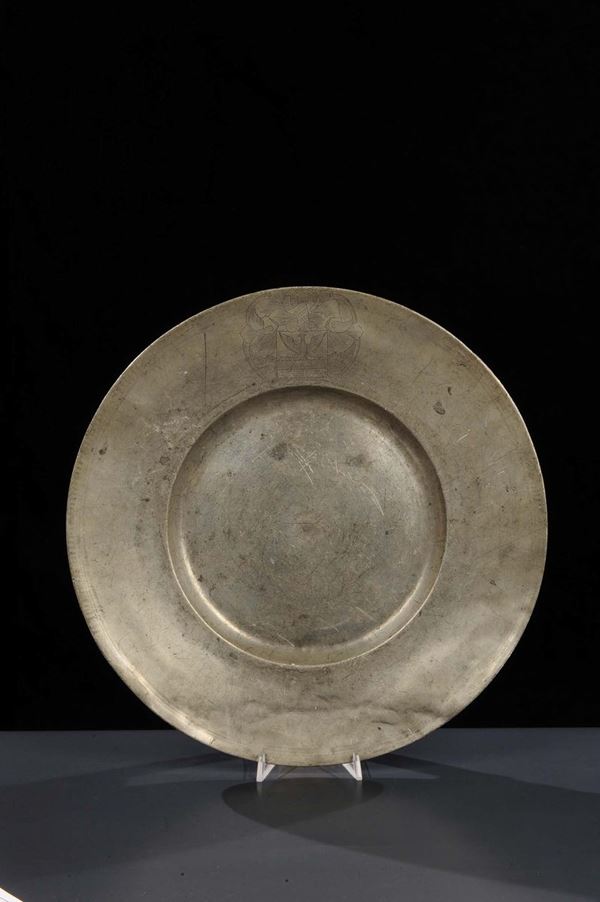 Grande piatto rotondo in peltro con stemma inciso sulla tesa, XVI secolo