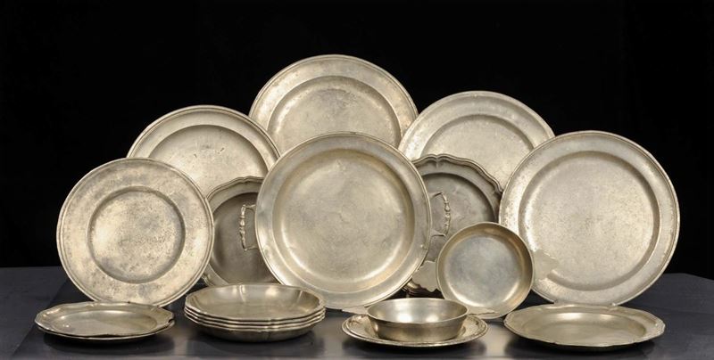 Lotto composto da diciannove piatti in peltro di dimensioni diverse  - Asta Antiquariato e Dipinti Antichi - Cambi Casa d'Aste