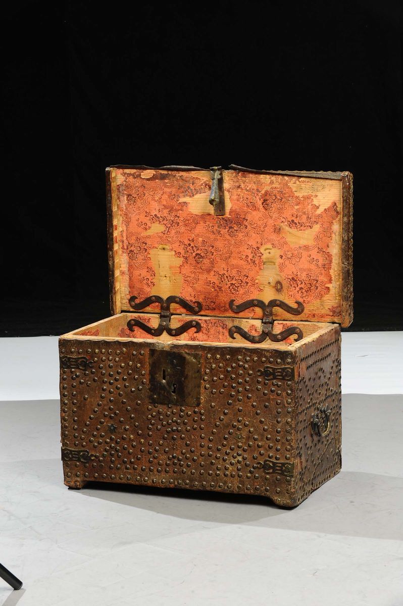 Forziere in Legno Rivestito in Cuoio Borchiato, Spagna XVII Secolo