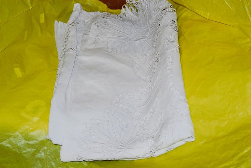 Tovaglia in lino ricamo a punto pieno, Italia metà XIX secolo  - Auction Antique and Old Masters - Cambi Casa d'Aste