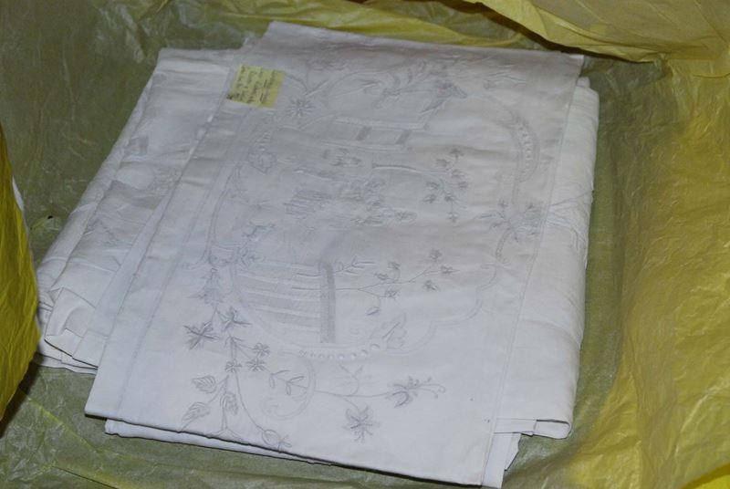 Lenzuolo matrimoniale con federe ricamato allÕago con motivi di Renzo e Lucia, XIX secolo  - Asta Antiquariato, Argenti e Dipinti Antichi - Cambi Casa d'Aste