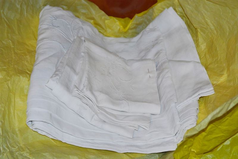 Lenzuolo matrimoniale con federe ricamo all’ago con motivi di amorini e gondola, Veneto XIX secolo  - Asta Antiquariato e Dipinti Antichi - Cambi Casa d'Aste