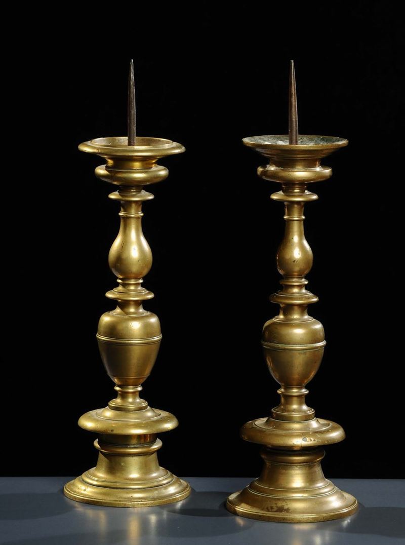 Coppia di candelieri ad una fiamma in bronzo, Firenze XVI secolo  - Asta Antiquariato, Argenti e Dipinti Antichi - Cambi Casa d'Aste