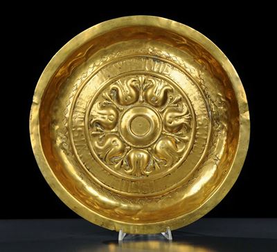 Piatto Rotondo in Ottone Sbalzato, Norimberga XV Secolo