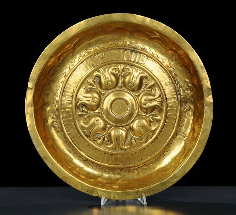 Piatto rotondo in ottone sbalzato, Norimberga XV secolo  - Asta Antiquariato, Argenti e Dipinti Antichi - Cambi Casa d'Aste