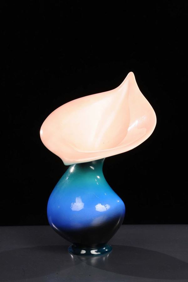 Vaso a forma di tulipano in ceramica vetrificata azzurro e rosa