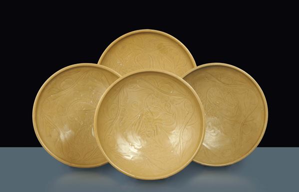 Quattro piatti in porcellana a fondo giallo, Cina, Dinastia Qing, XIX secolo