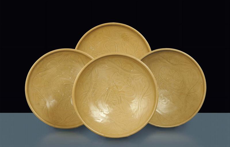 Quattro piatti in porcellana a fondo giallo, Cina, Dinastia Qing, XIX secolo  - Asta Chinese Works of Art - Cambi Casa d'Aste