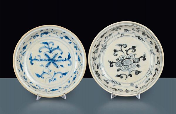 Due piatti diversi in maiolica, XVIII secolo