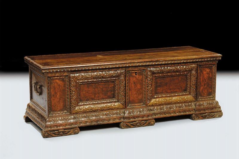 Cassone in noce veneto, XVII secolo  - Auction Antiquariato, Argenti e Dipinti Antichi - Cambi Casa d'Aste
