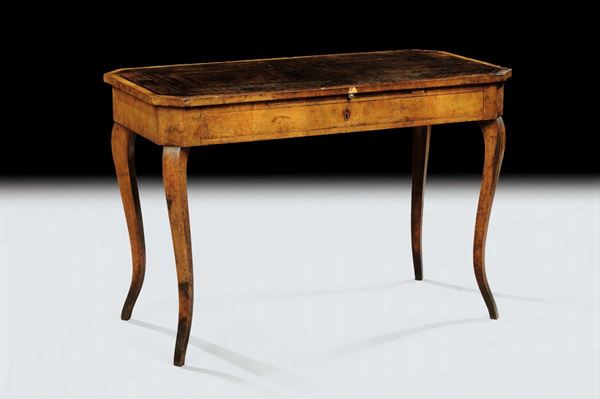 Scrittoio in noce con piano in palissandro filettato in argento, Toscana, XVIII secolo