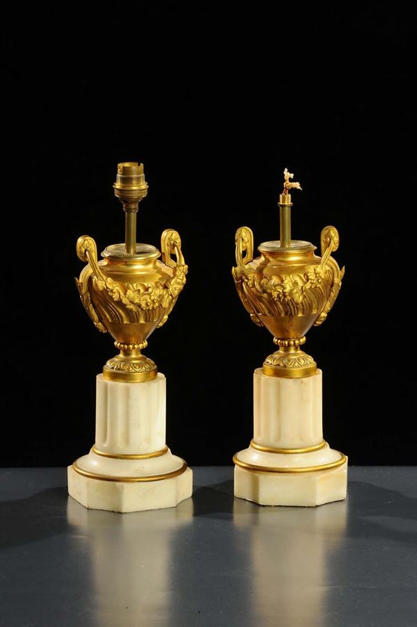 Coppia di lampade in bronzo dorato e marmo bianco, XIX secolo