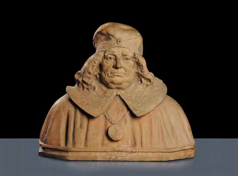 Busto in terracotta raffigurante nobiluomo con copricapo e medaglione, XIX secolo  - Asta Antiquariato, Argenti e Dipinti Antichi - Cambi Casa d'Aste